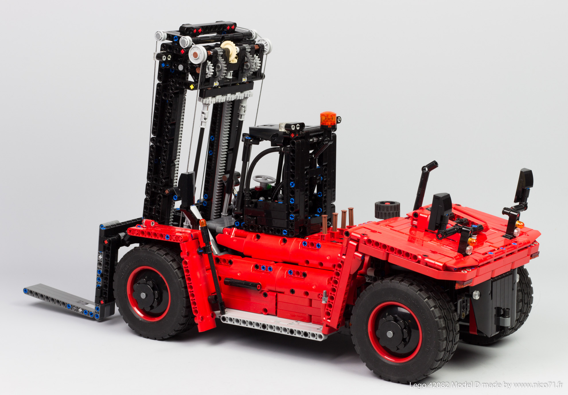 Lego-42082-Model-D-Heavy-Forklift-3.jpg