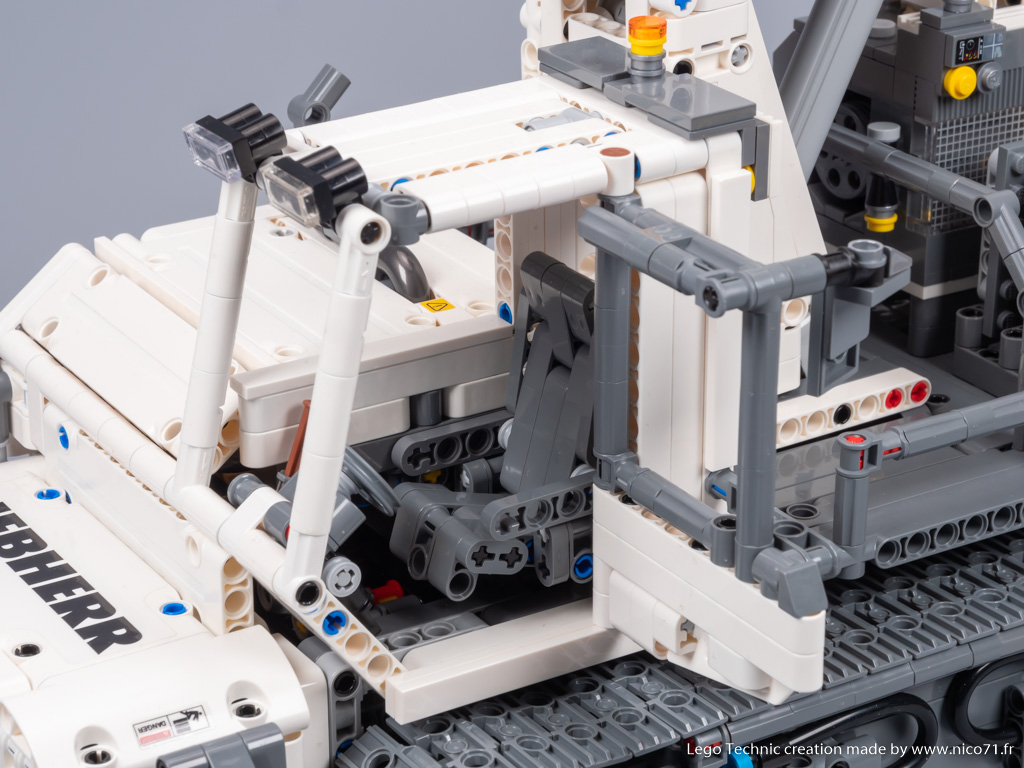 lego-42100-model-c-tracked_carrier-9.jpg