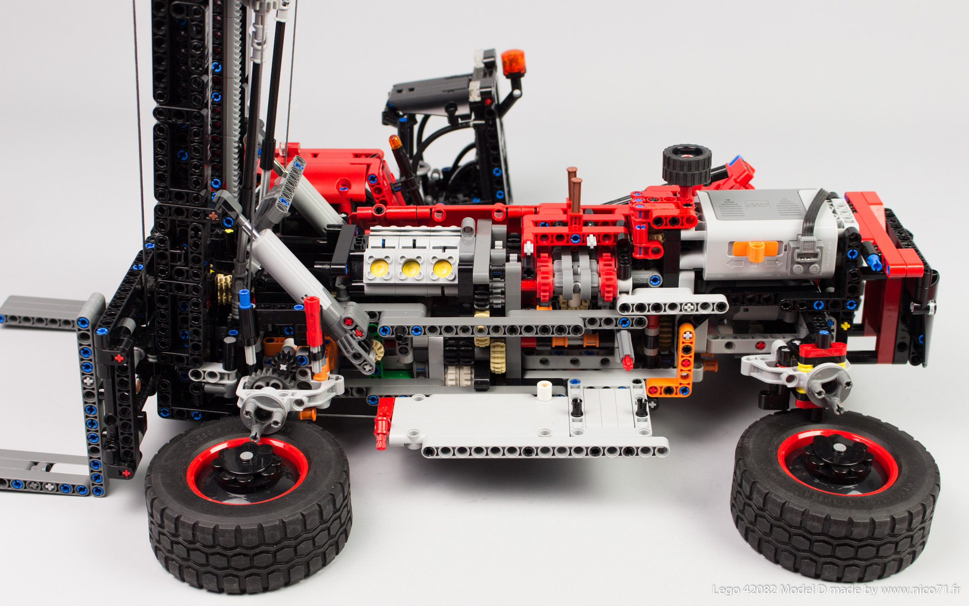 Lego-42082-Model-D-Heavy-Forklift-27
