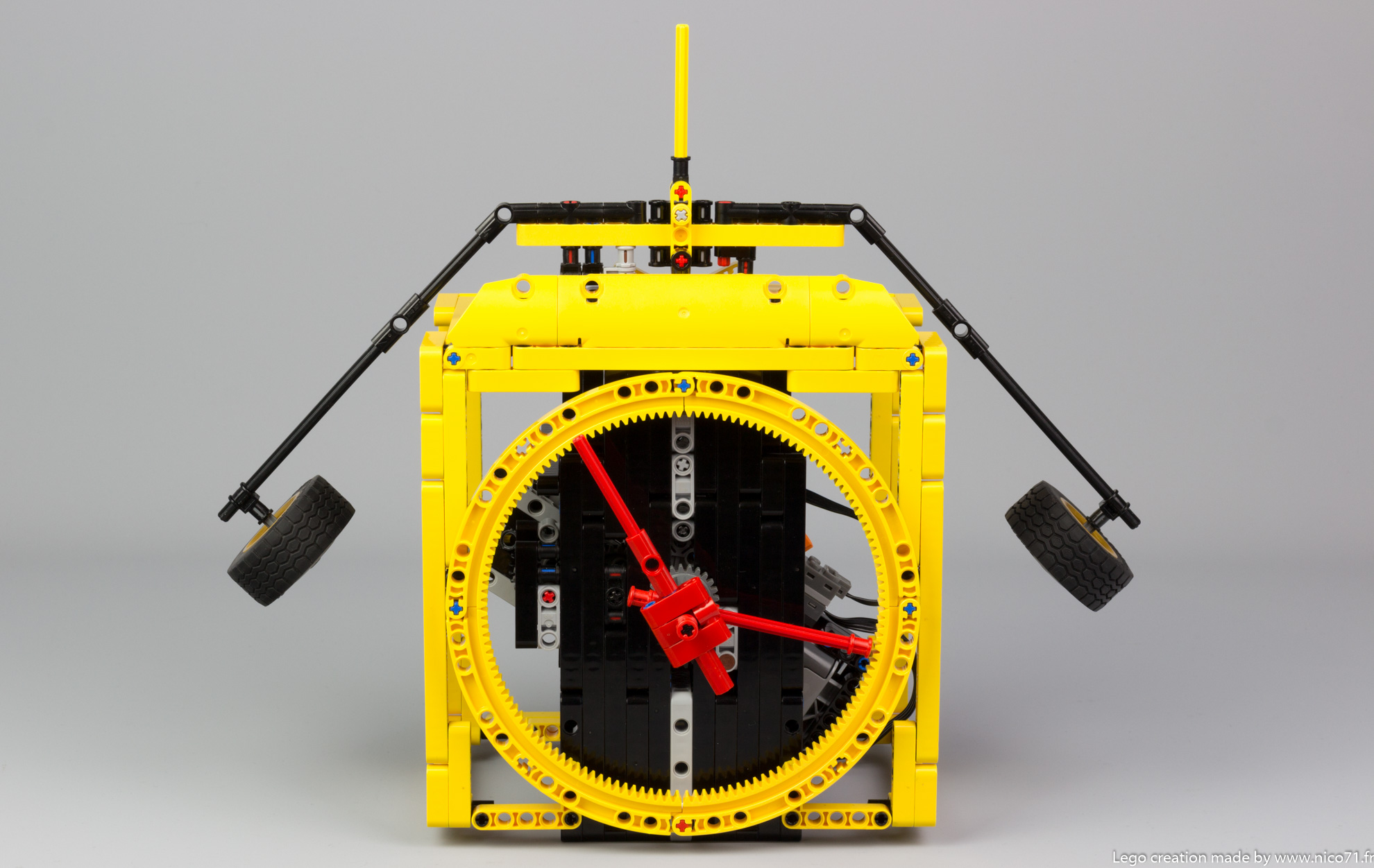 Lego-Technic-Balance-Clock-1