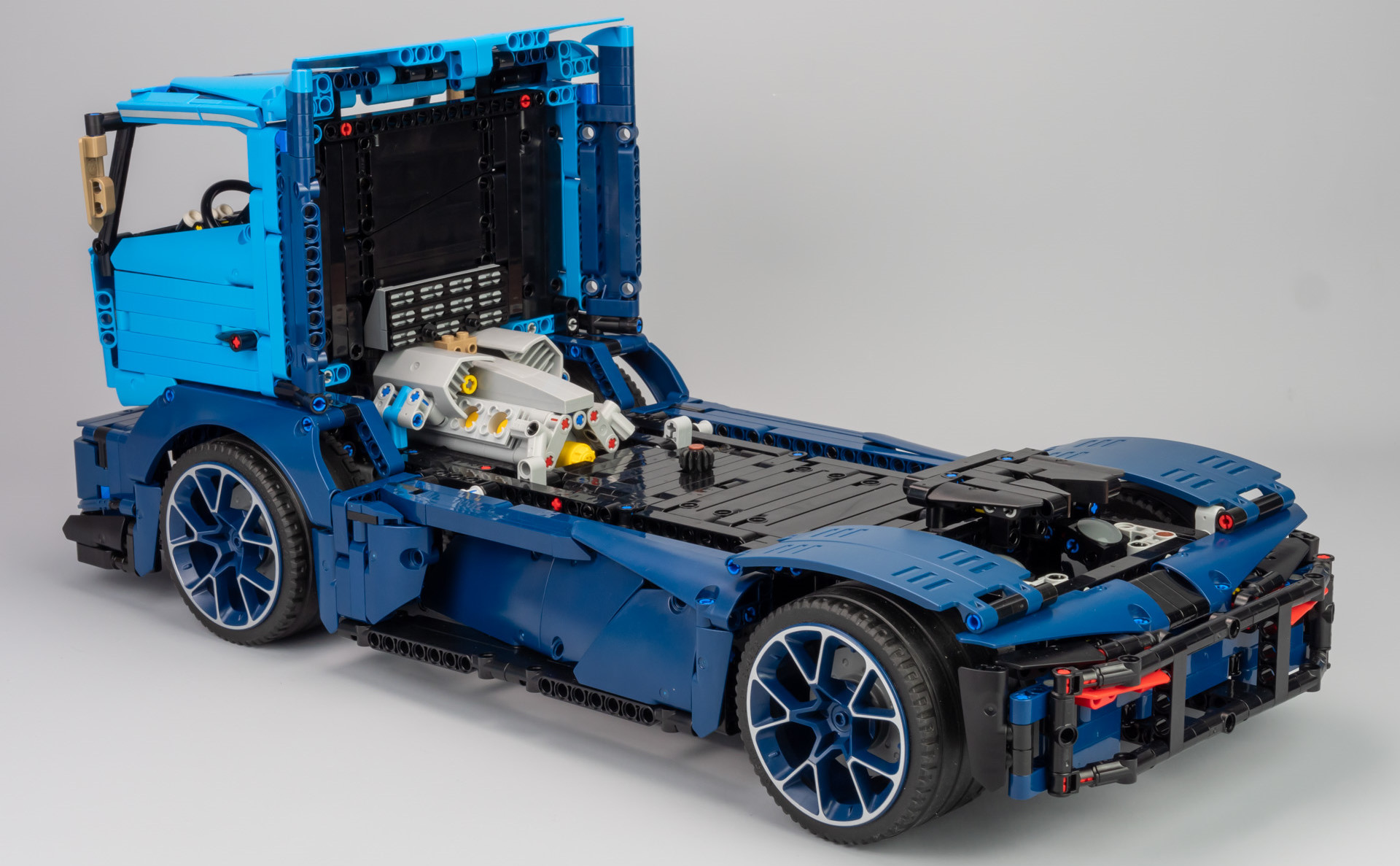 I explain how I designed a Race Truck, made with the LEGO SET 42083 