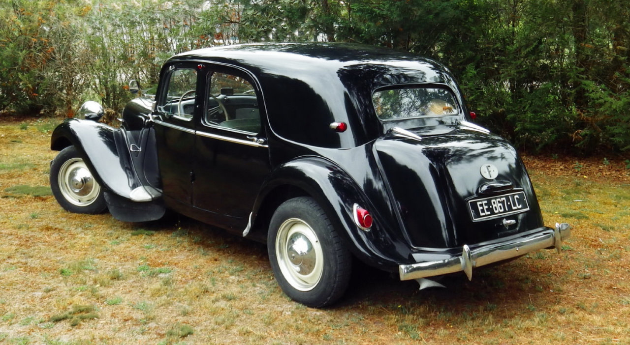 LEGO MOC Citroën Traction (Rounded Trunk) by Nico71